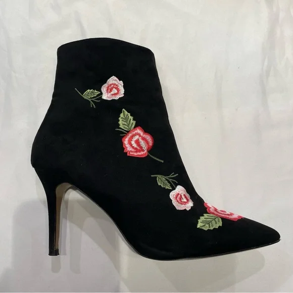 Betsey Johnson Estelle Black Embroidered Flower Boots Heels Size 8.5 Whimsigoth - Picture 5 of 13